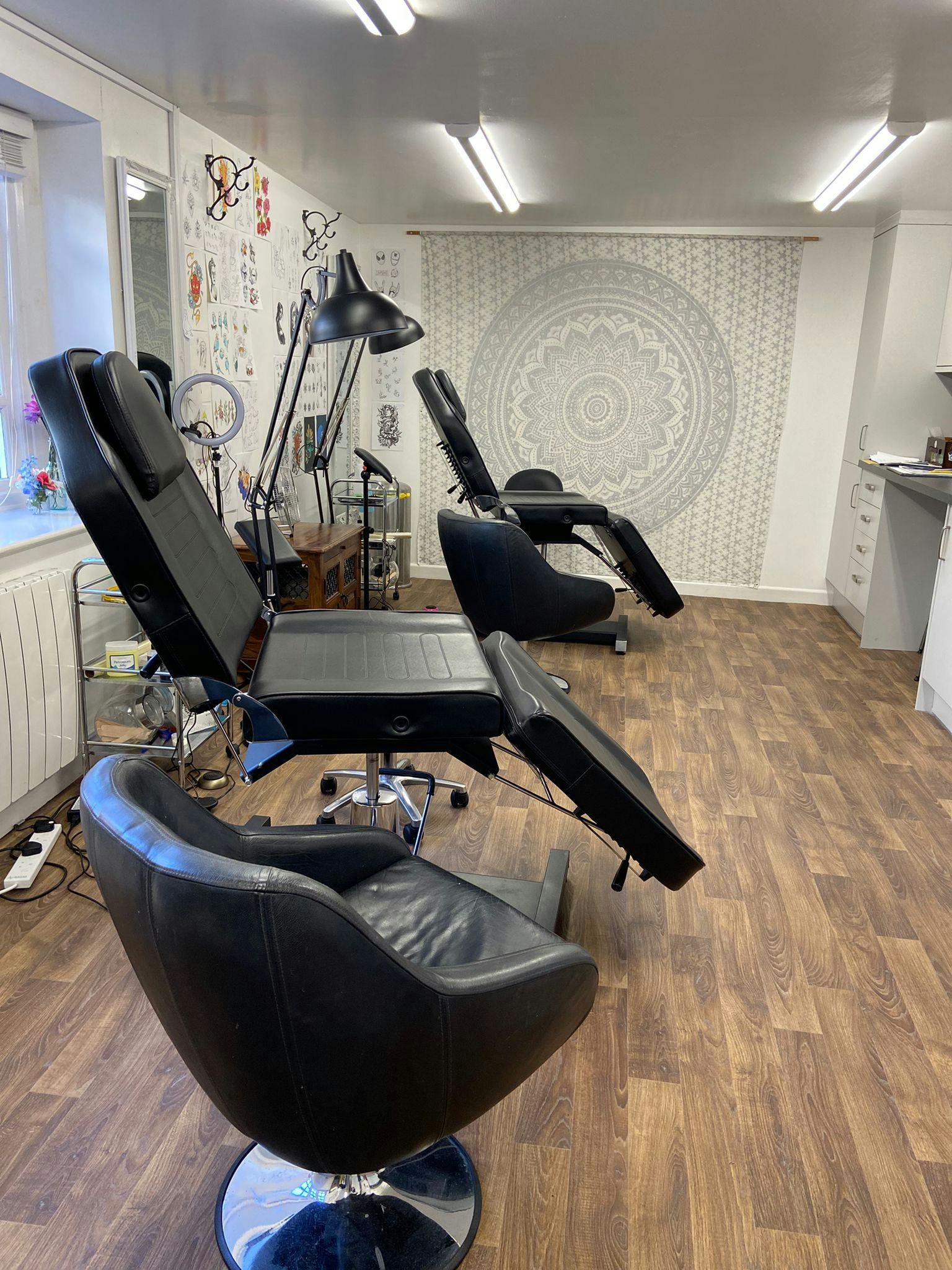 Picture of another tattoo station in Blackbird Tattoo Studio